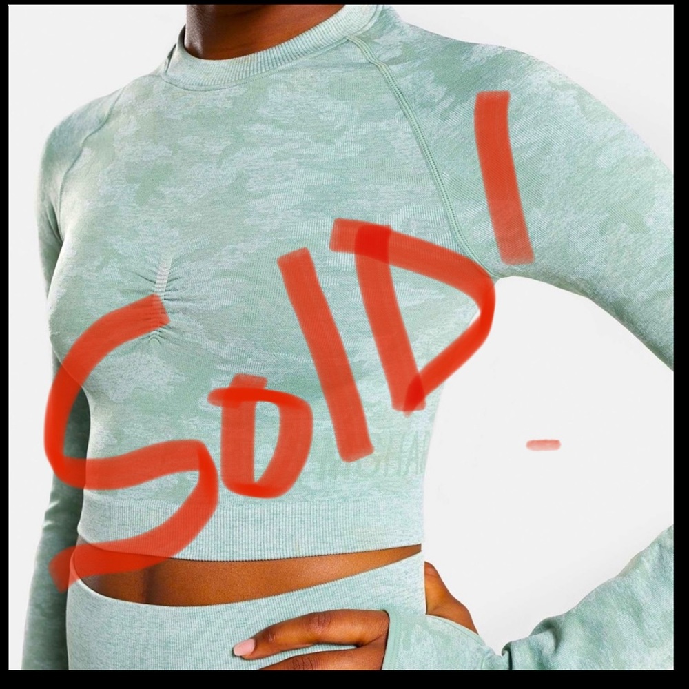 Gymshark camo seemless Crop Top Color sage green.